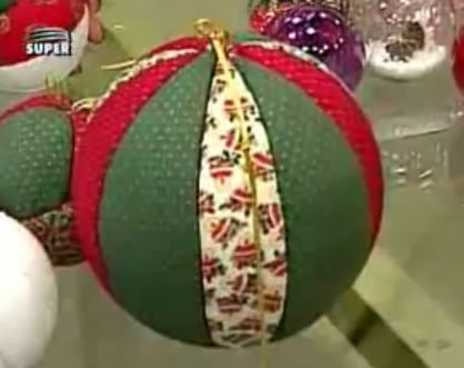 Bolas de Natal decoradas com tecidos