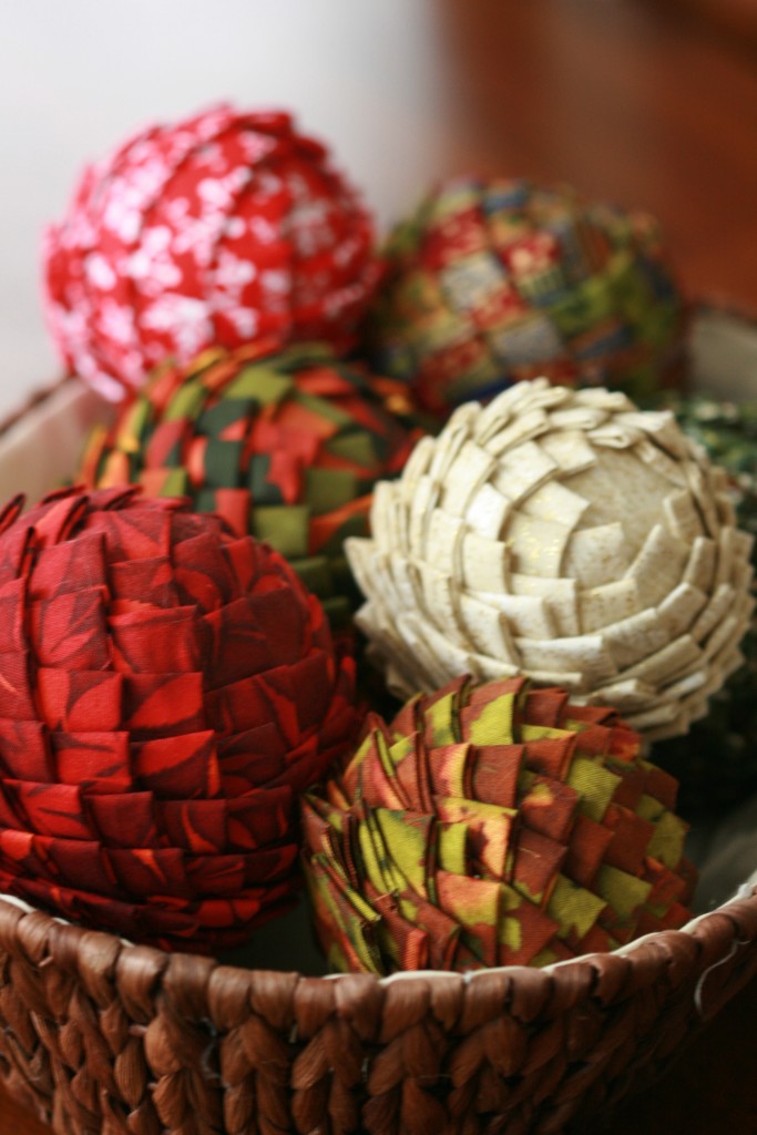 Pinhas de Natal feitas com retalhos de tecido