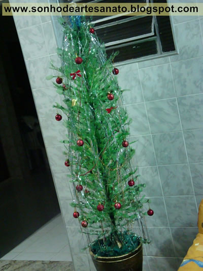 Árvore de Natal feita com garrafas PET