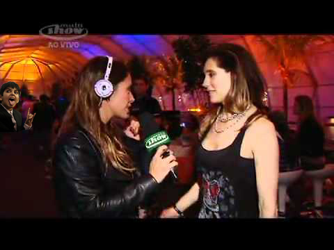 Daniel, ao fundo, em polemica entrevista de Cristiane Torloni, durante o Rock in Rio