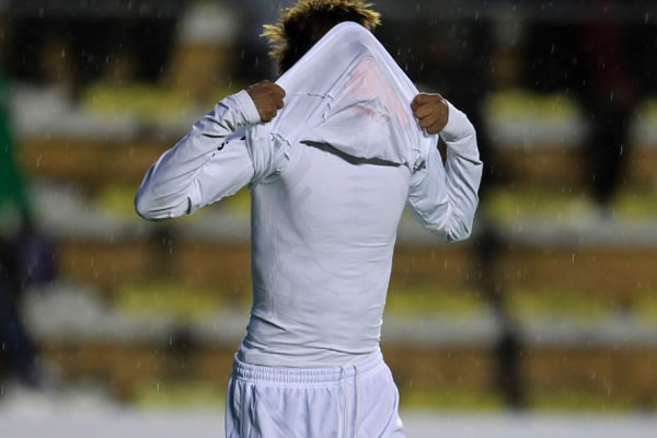 Neymar lamenta gol perdido contra o The Strongest