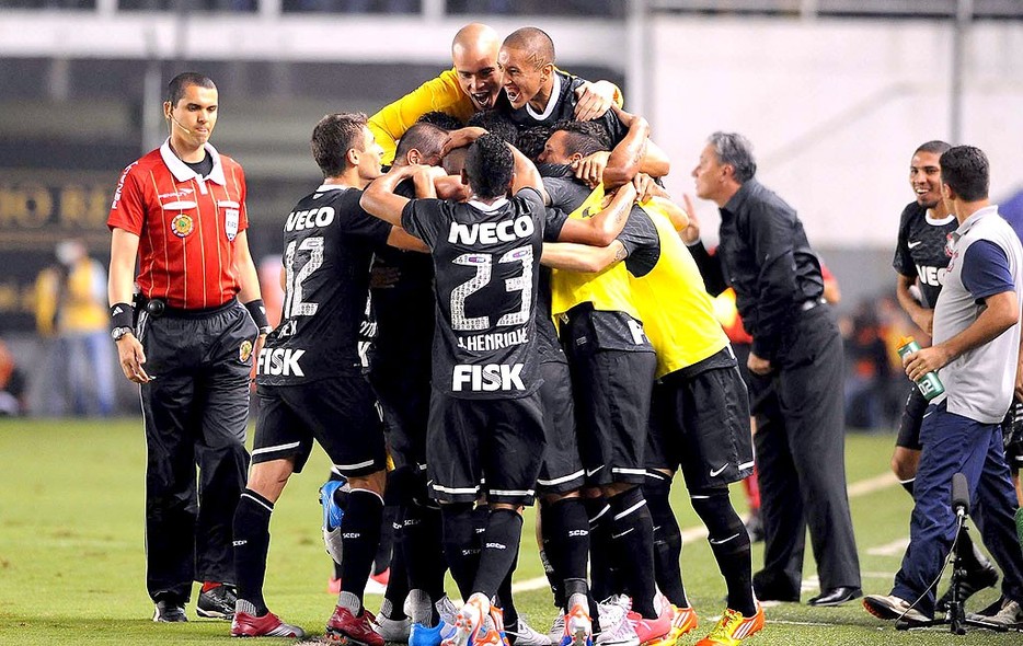 Jogadores do Corinthians comemoram o 1 a 0 na Vila Belmiro