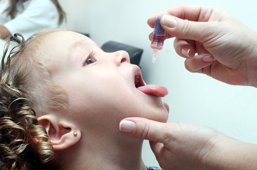 Vacinação contra poliomielite começa neste sábado