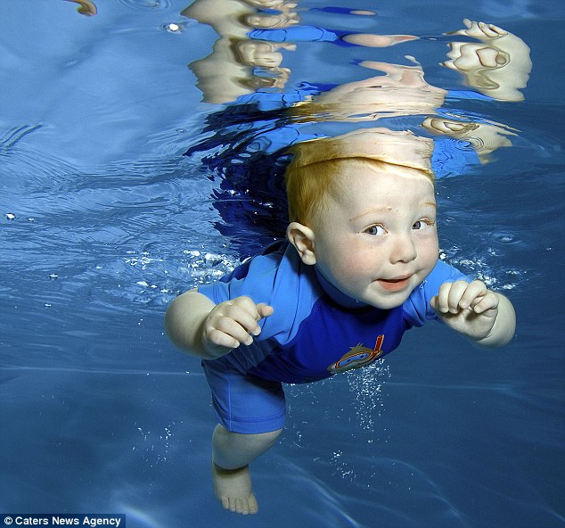 Bebês na piscina (1)