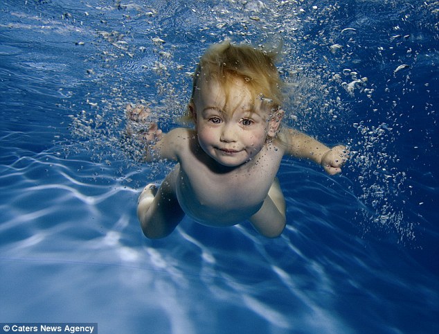 Bebês na piscina (2)