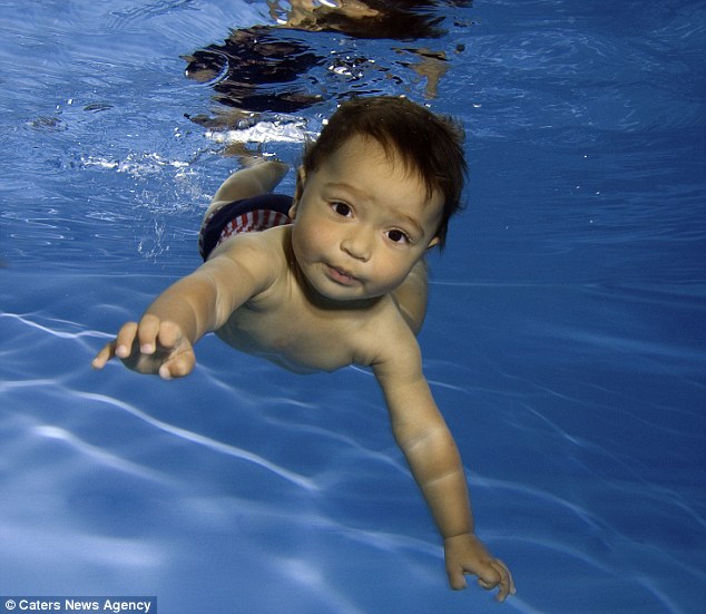 Bebês na piscina (5)