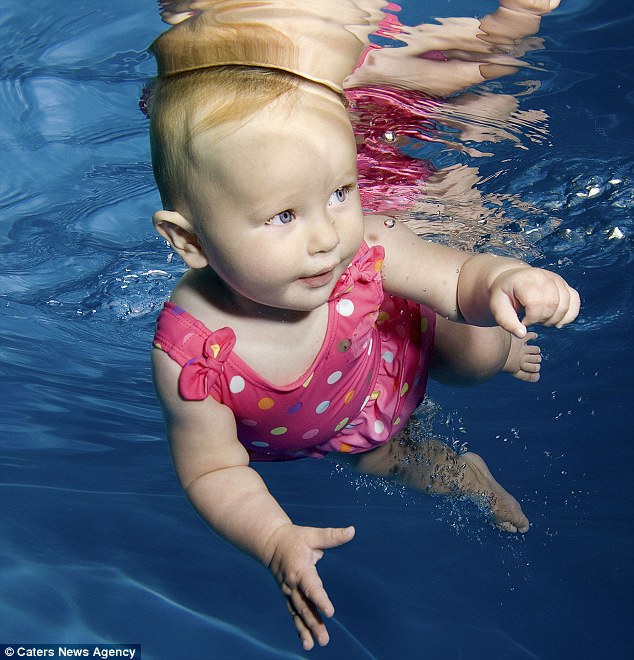 Bebês na piscina (6)