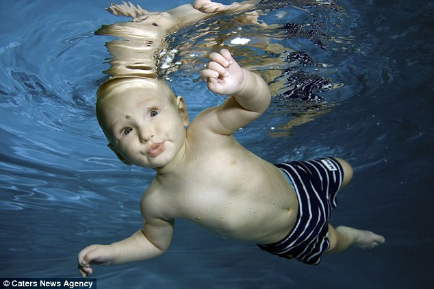 Bebês na piscina (7)