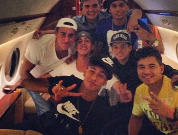 Neymar e amigos em foto dentro do jato que os leva para Barcelona